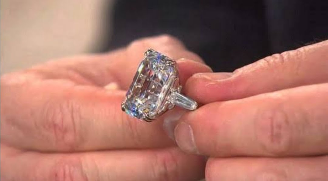 This mother-in-law wears her future daughter-in-law’s wedding ring before her
