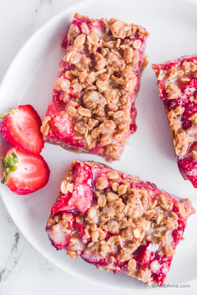 Strawberry Oatmeal Bars – Sweet, Crumbly and Slightly Tart