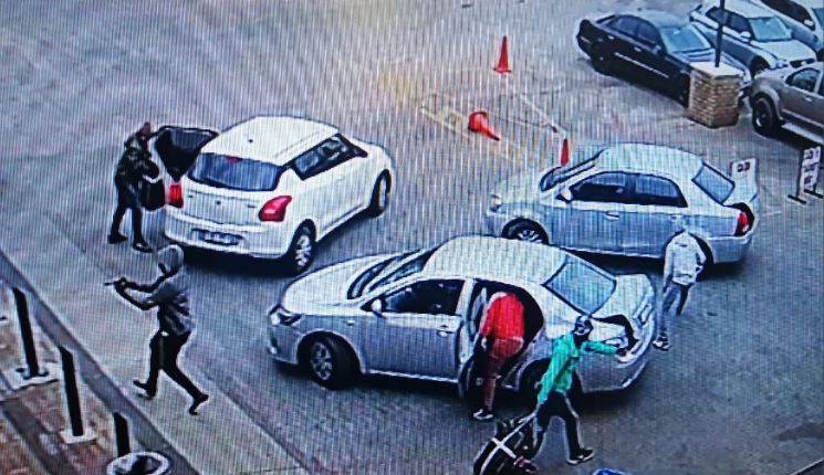 Watch| 15 Heavily Armed Criminals Storm Lakeside Mall In Benoni